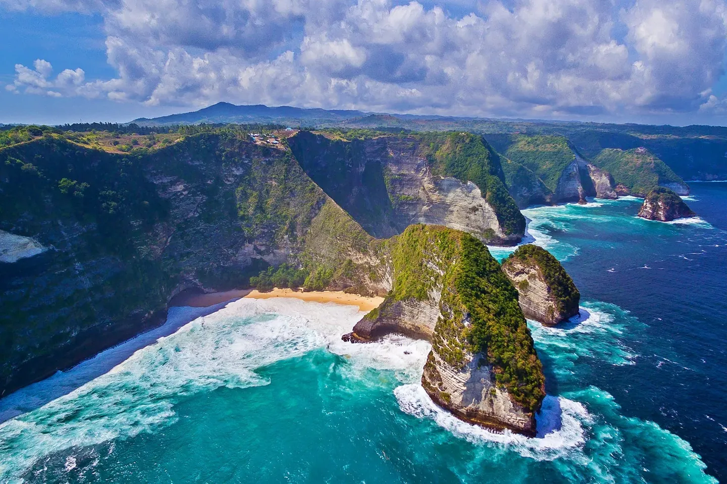 Kelingking Beach and the limestone coastline of Nusa Penida