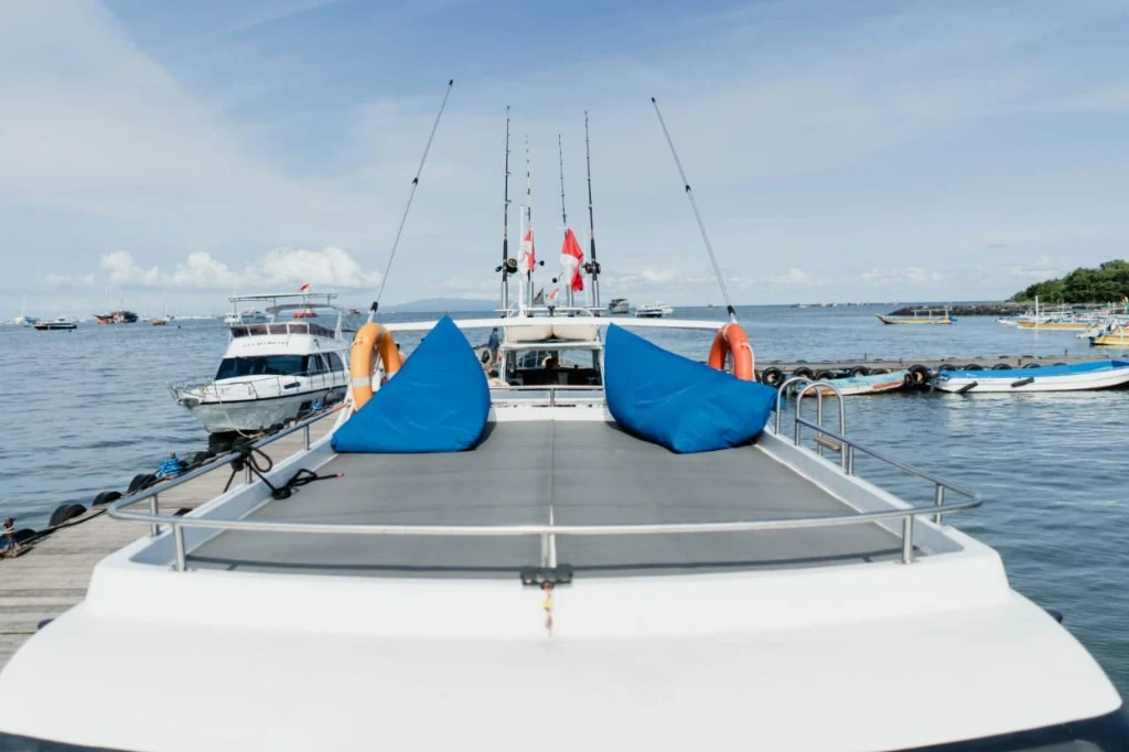 Flybridge & Upper Deck · Fishing & Harbor Views